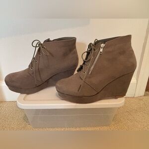 NIB JustFab grey wedge platform ankle booties - 9